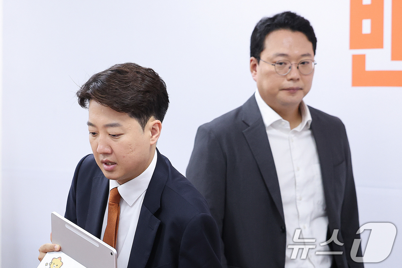 (서울=뉴스1) 신웅수 기자 = 이준석 개혁신당 대표와 천하람 원내대표가 15일 서울 여의도 국회에서 열린 최고위원회의에 참석하고 있다. 2026.6.15/뉴스1