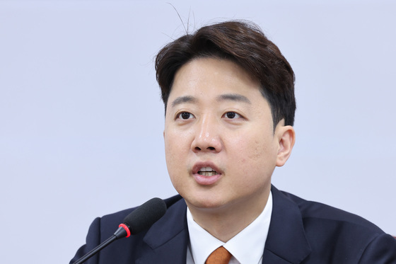 최고위원회의 발언하는 이준석 대표