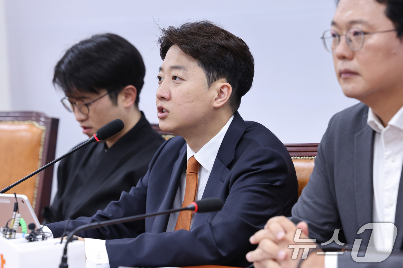 (서울=뉴스1) 신웅수 기자 = 이준석 개혁신당 대표가 15일 서울 여의도 국회에서 열린 최고위원회의에서 발언하고 있다. 2026.6.15/뉴스1