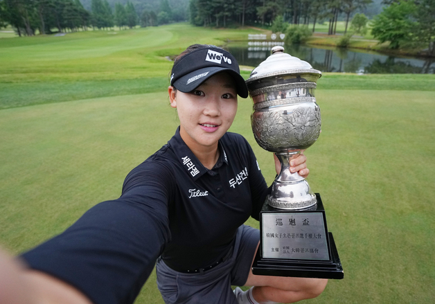 '2006년생' 김민솔, '2006년 신지애' 넘본다…20년 만 '전관왕' 도전