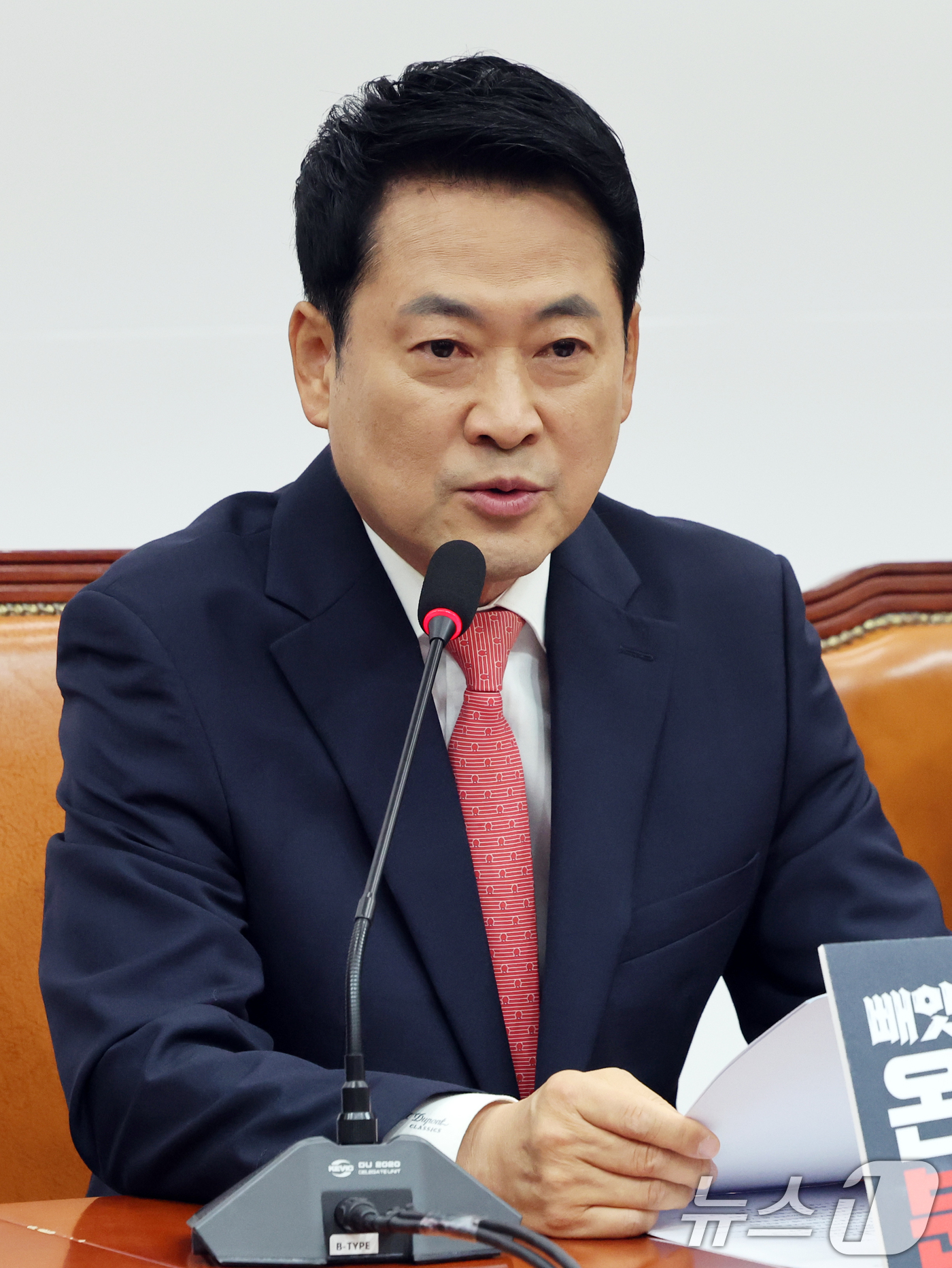 (서울=뉴스1) 황기선 기자 = 장동혁 국민의힘 대표가 15일 오전 서울 여의도 국회에서 열린 최고위원회의에서 모두발언을 하고 있다.   2026.6.15/뉴스1