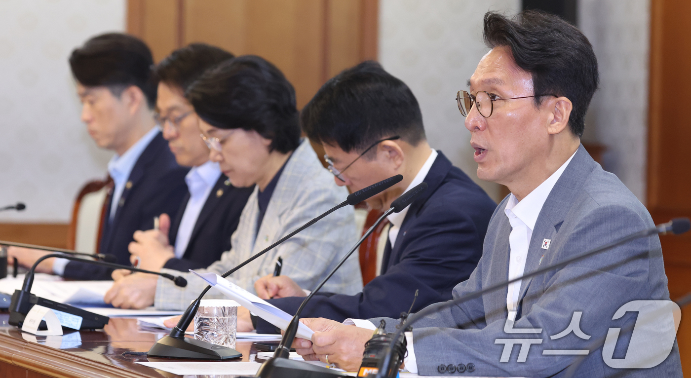 (서울=뉴스1) 김명섭 기자 = 김민석 국무총리가 15일 오전 서울 종로구 세종대로 정부서울청사에서 열린 국토공간대전환 범정부 추진협의회에서 모두 발언을 하고 있다.  2026.6 …