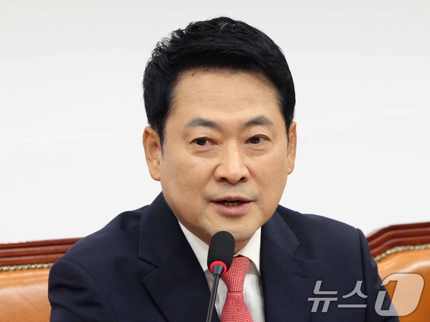 본문 이미지 - 장동혁 국민의힘 대표가 15일 오전 서울 여의도 국회에서 열린 최고위원회의에서 모두발언을 하고 있다. 2026.6.15 ⓒ 뉴스1 황기선 기자