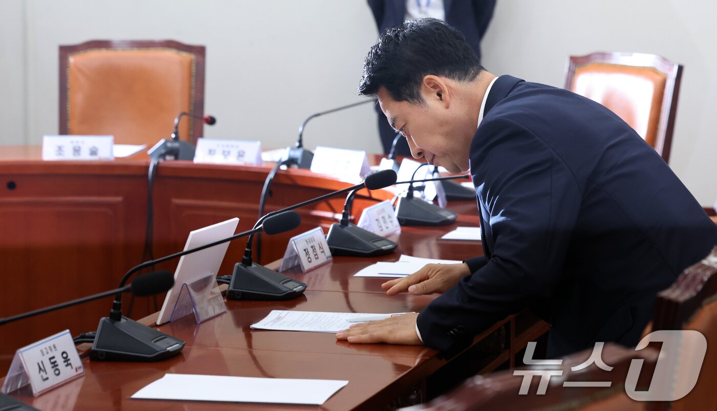 본문 이미지 - 장동혁 국민의힘 대표가 15일 오전 서울 여의도 국회에서 열린 최고위원회의에 참석하고 있다. 2026.6.15 ⓒ 뉴스1 황기선 기자
