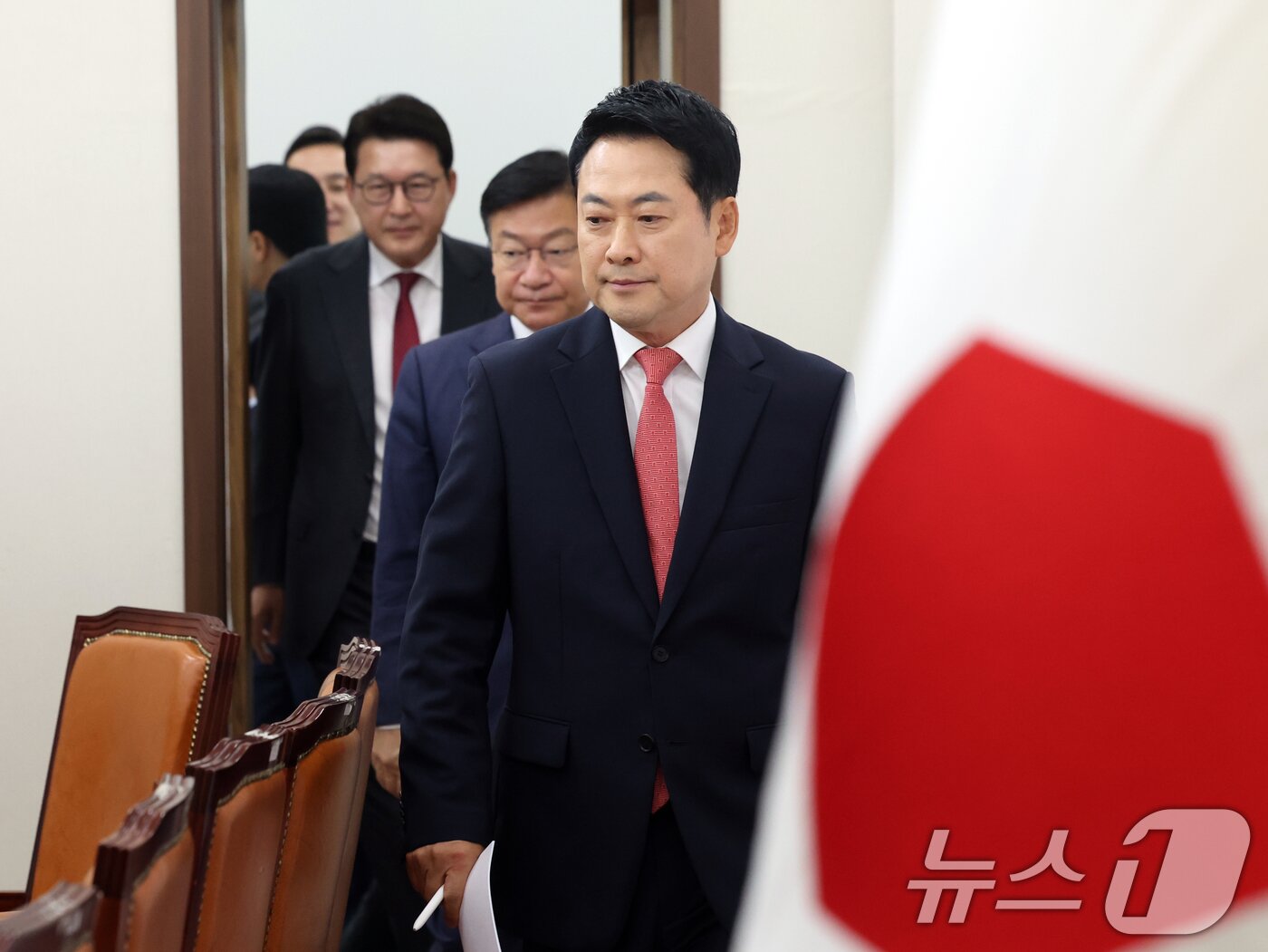 본문 이미지 - 장동혁 국민의힘 대표가 15일 오전 서울 여의도 국회에서 열린 최고위원회의에 참석하고 있다. 2026.6.15 ⓒ 뉴스1 황기선 기자