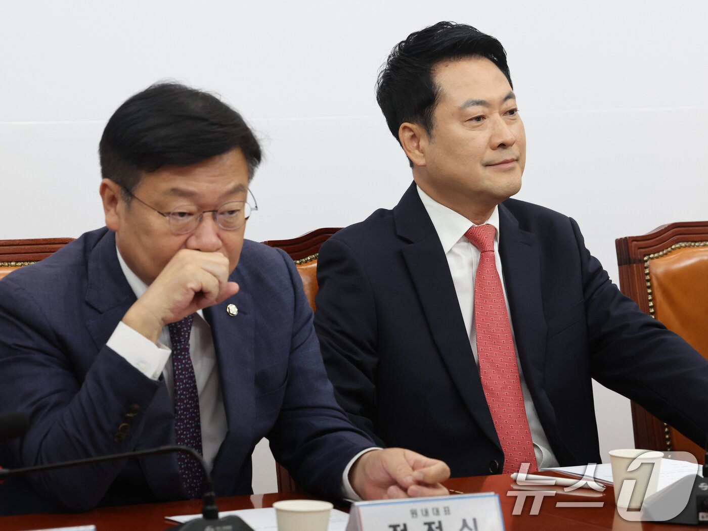 본문 이미지 - 국민의힘 장동혁 대표와 정점식 원내대표가 15일 오전 서울 여의도 국회에서 열린 최고위원회의에서 생각에 잠겨 있다. 2026.6.15 ⓒ 뉴스1 황기선 기자