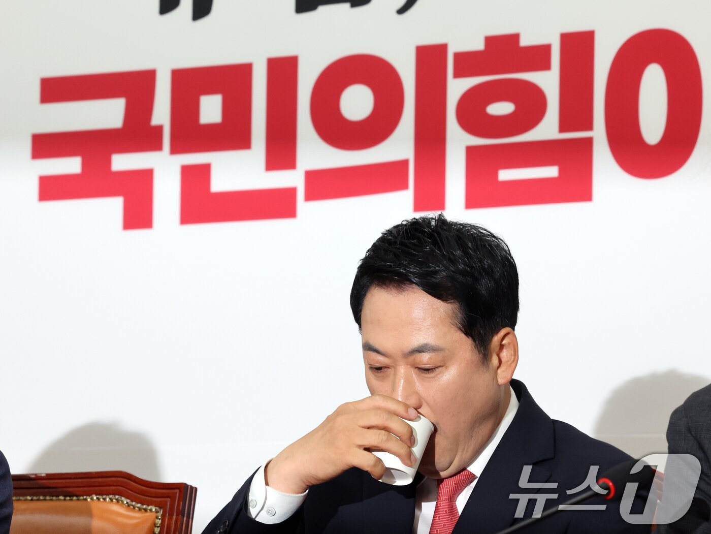 본문 이미지 - 장동혁 국민의힘 대표가 15일 오전 서울 여의도 국회에서 열린 최고위원회의에서 물을 마시고 있다. 2026.6.15 ⓒ 뉴스1 황기선 기자
