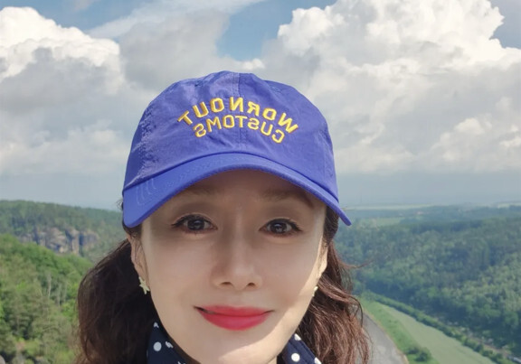 김지수, 53세 믿기지 않는 동안 미모…프라하 밝히는 비주얼 [N샷]
