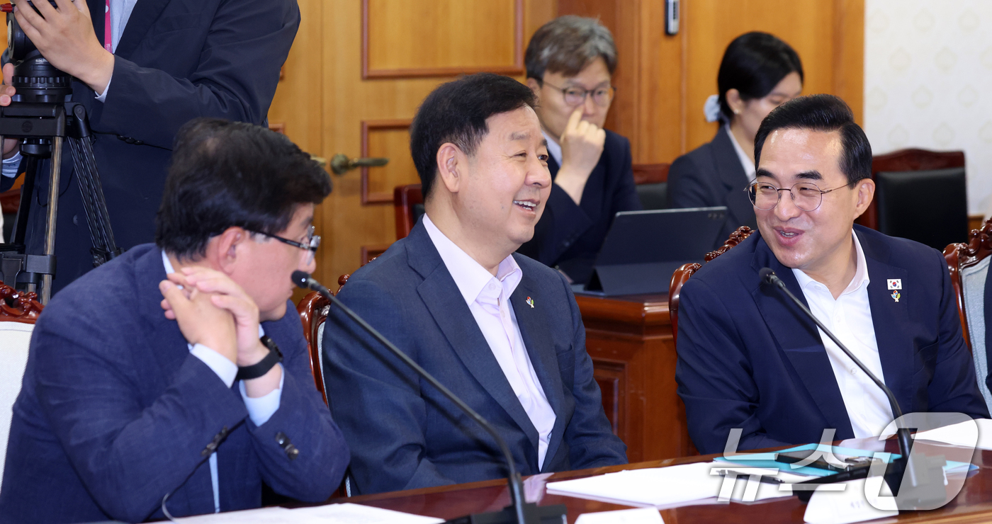 (서울=뉴스1) 김명섭 기자 = 구윤철 경제부총리 겸 재정경제부 장관, 박홍근 기획예산처 장관, 김성환 기후에너지환경부 장관이 15일 오전 서울 종로구 세종대로 정부서울청사에서 열 …