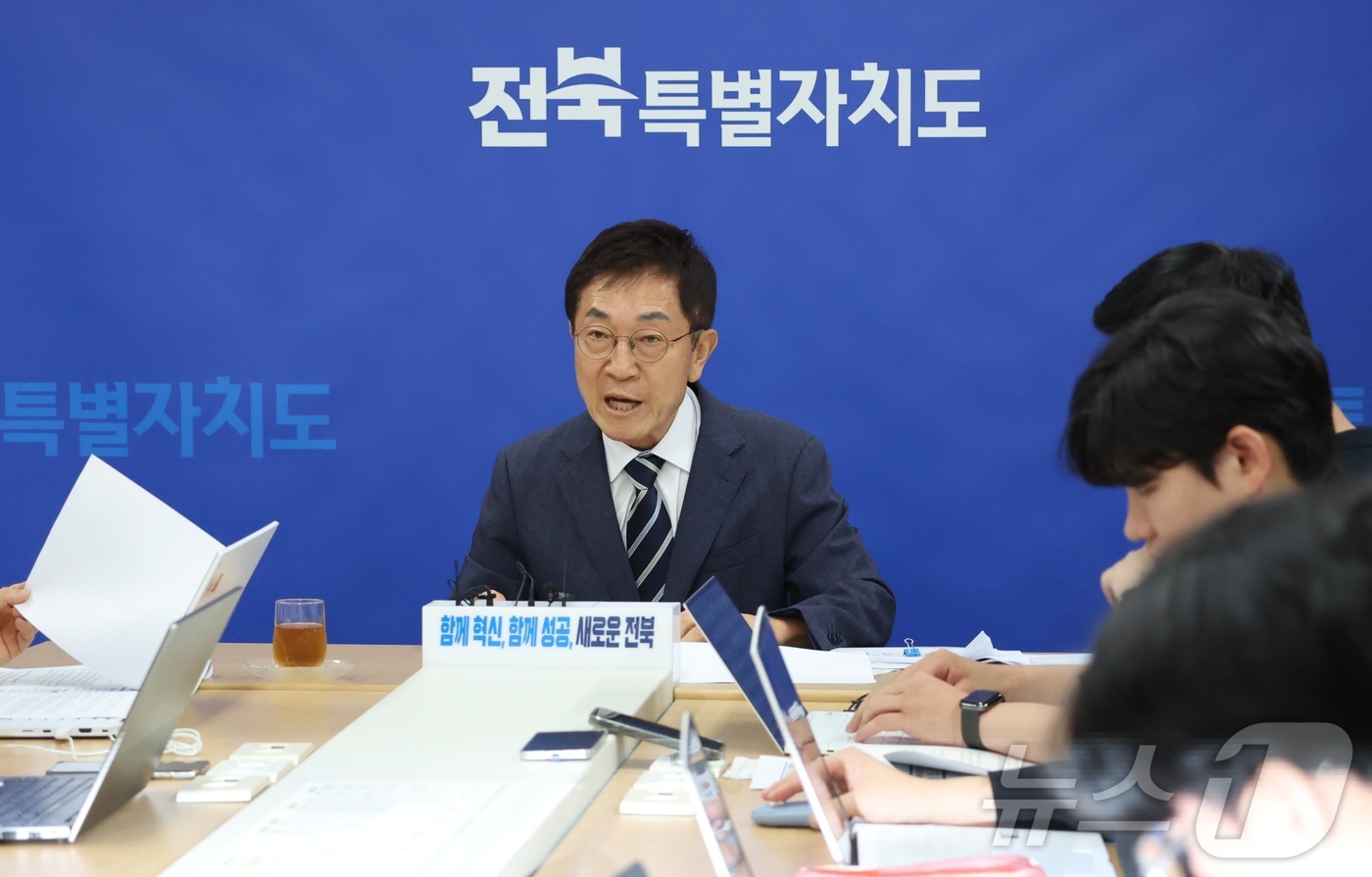 (전주=뉴스1) 유경석 기자 = 신형식 전북특별자치도지사직 인수위원회 위원장이 15일 전북 전주시 전북도청 기자실에서 인수위 운영 현황 및 주요 추진사항 브리핑을 하고 있다. 20 …