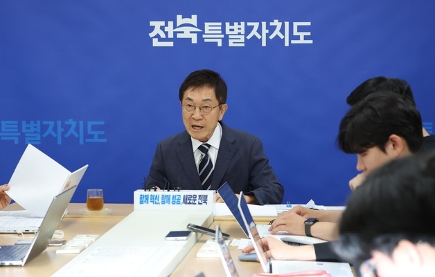 인수위 운영 현황 및 주요 추진사항 설명하는 신형식 위원장