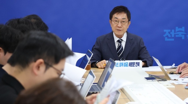 브리핑하는 신형식 전북도지사직 인수위원장