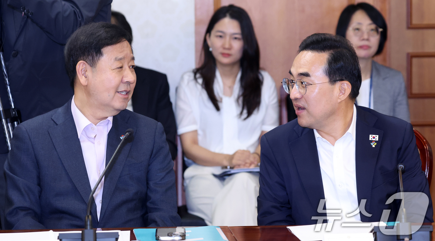 (서울=뉴스1) 김명섭 기자 = 구윤철 경제부총리 겸 재정경제부 장관과 박홍근 기획예산처 장관이 15일 오전 서울 종로구 세종대로 정부서울청사에서 열린 국토공간대전환 범정부 추진협 …