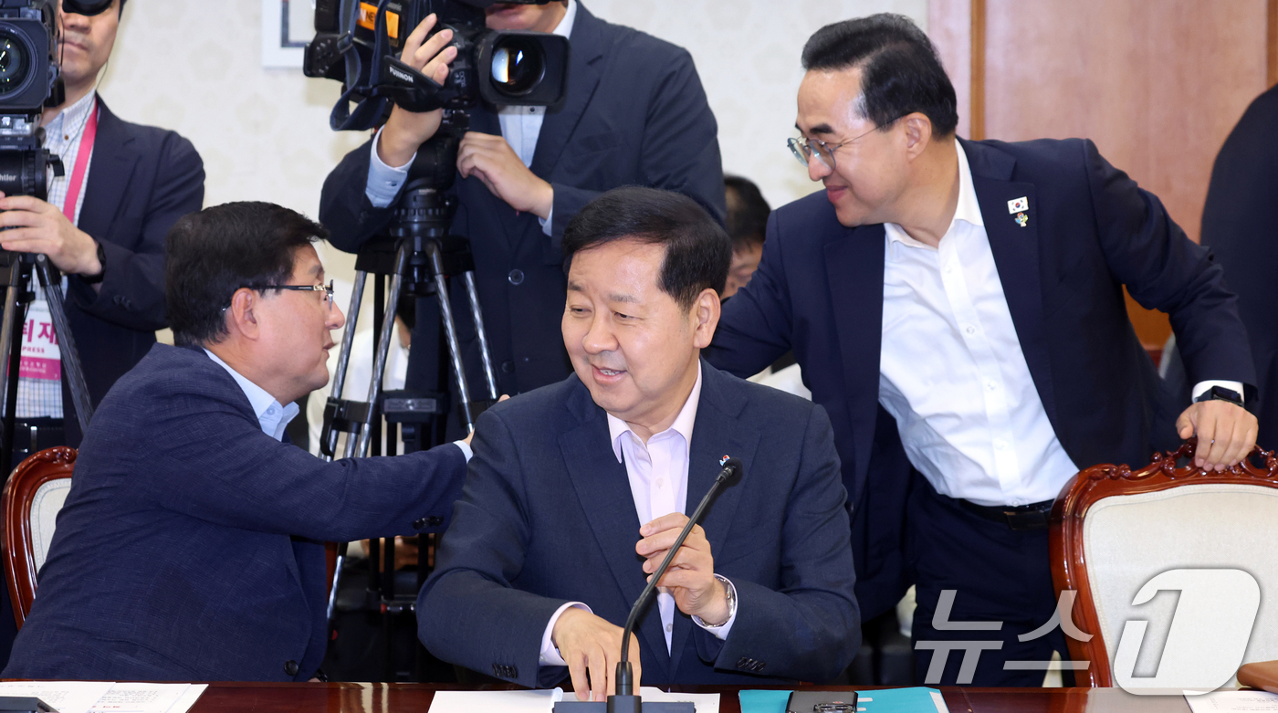 (서울=뉴스1) 김명섭 기자 = 구윤철 경제부총리 겸 재정경제부 장관, 박홍근 기획예산처 장관, 김성환 기후에너지환경부 장관이 15일 오전 서울 종로구 세종대로 정부서울청사에서 열 …