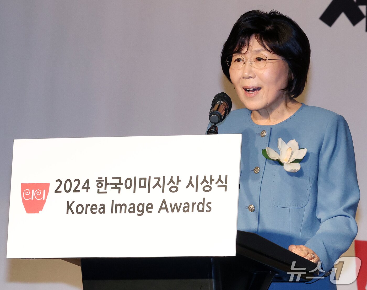 본문 이미지 - 최정화 한국이미지커뮤니케이션연구원 이사장이 2024년 1월 10일 오후 서울 강남구 코엑스 인터컨티넨탈 호텔에서 열린 2024 한국이미지상 시상식에서 인사말을 하고 있다. 한국이미지커뮤니케이션연구원(CICI)에서 주관하는 ‘CICI KOREA 2020‘은 한국인들에게는 한국 이미지 알리기의 중요성을 일깨우고 외국인들에는 한국의 이미지를 오감으로 느낄 수 있도록 하는 행사다. 2024.1.10/뉴스1