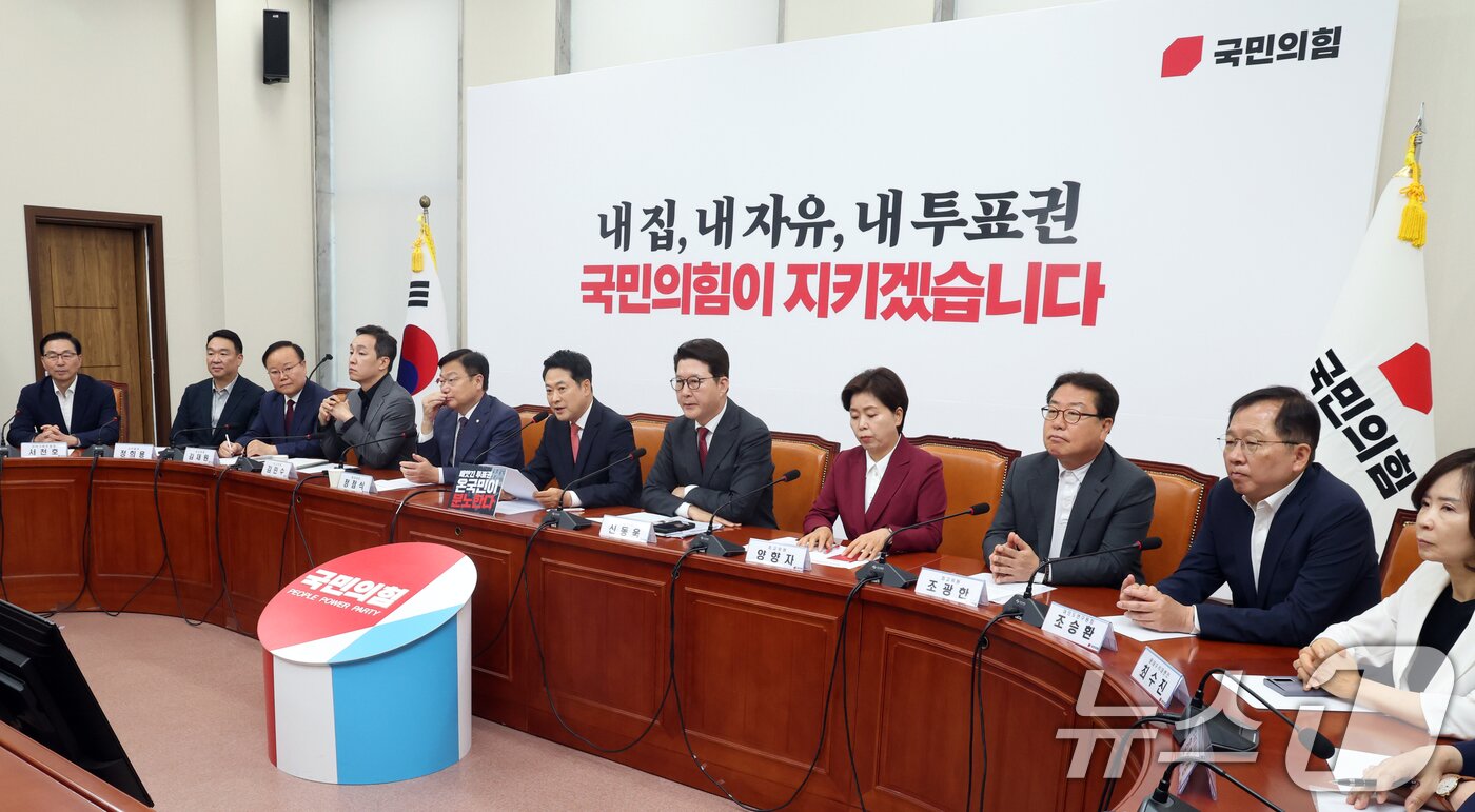 본문 이미지 - 장동혁 국민의힘 대표가 15일 오전 서울 여의도 국회에서 열린 최고위원회의에서 모두발언을 하고 있다. 2026.6.15 ⓒ 뉴스1 황기선 기자