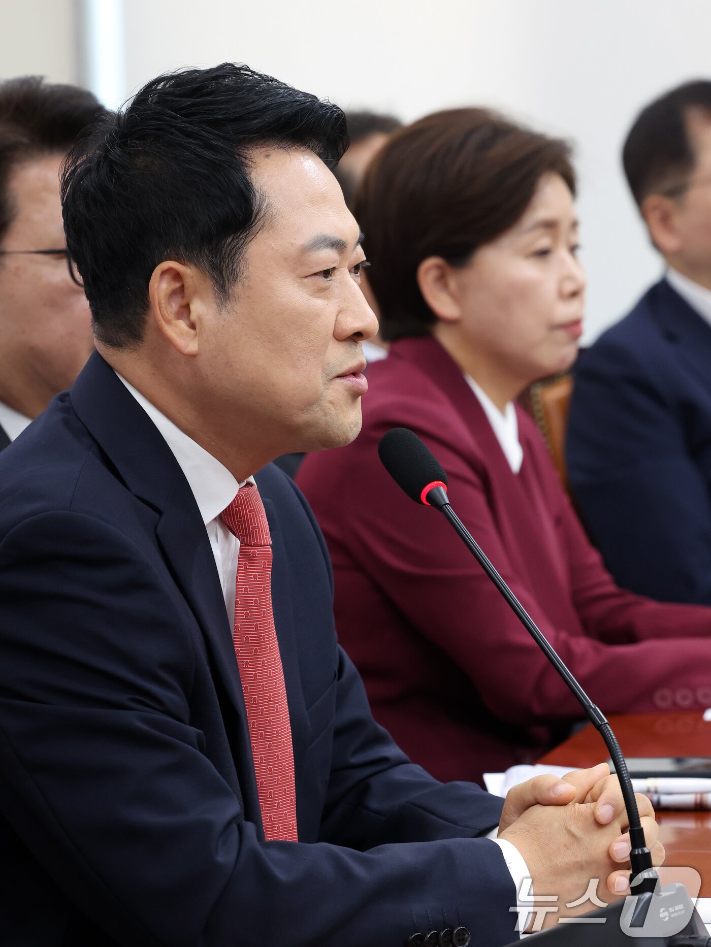 본문 이미지 - 장동혁 국민의힘 대표가 15일 오전 서울 여의도 국회에서 열린 최고위원회의에서 최고위원 공개 발언 후 추가 발언을 하고 있다. 2026.6.15 ⓒ 뉴스1 황기선 기자