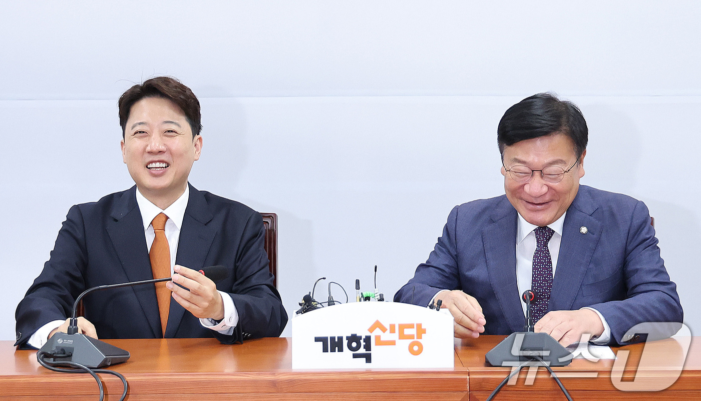 (서울=뉴스1) 신웅수 기자 = 정점식 국민의힘 원내대표가 15일 서울 여의도 국회에서 이준석 개혁신당 대표를 예방하고 있다. 2026.6.15/뉴스1