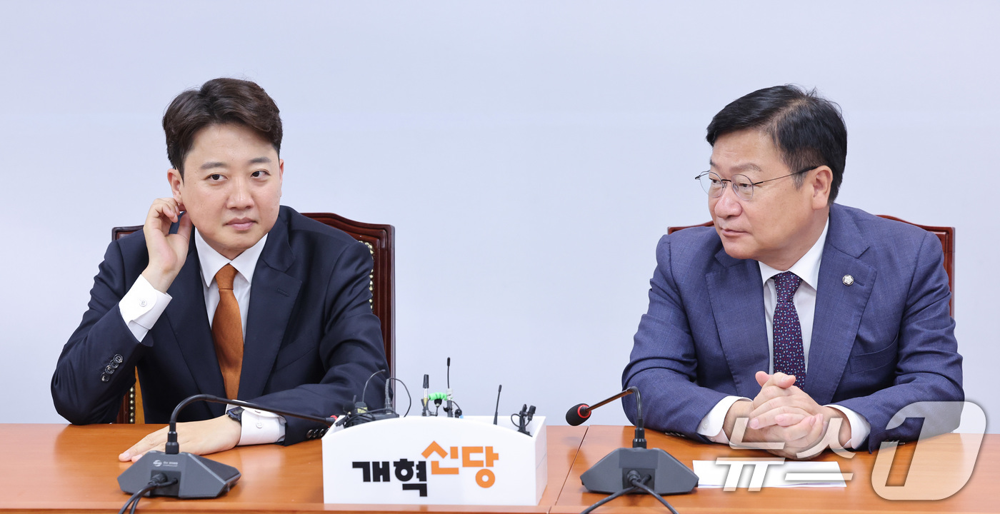 (서울=뉴스1) 신웅수 기자 = 정점식 국민의힘 원내대표가 15일 서울 여의도 국회에서 이준석 개혁신당 대표를 예방하고 있다. 2026.6.15/뉴스1