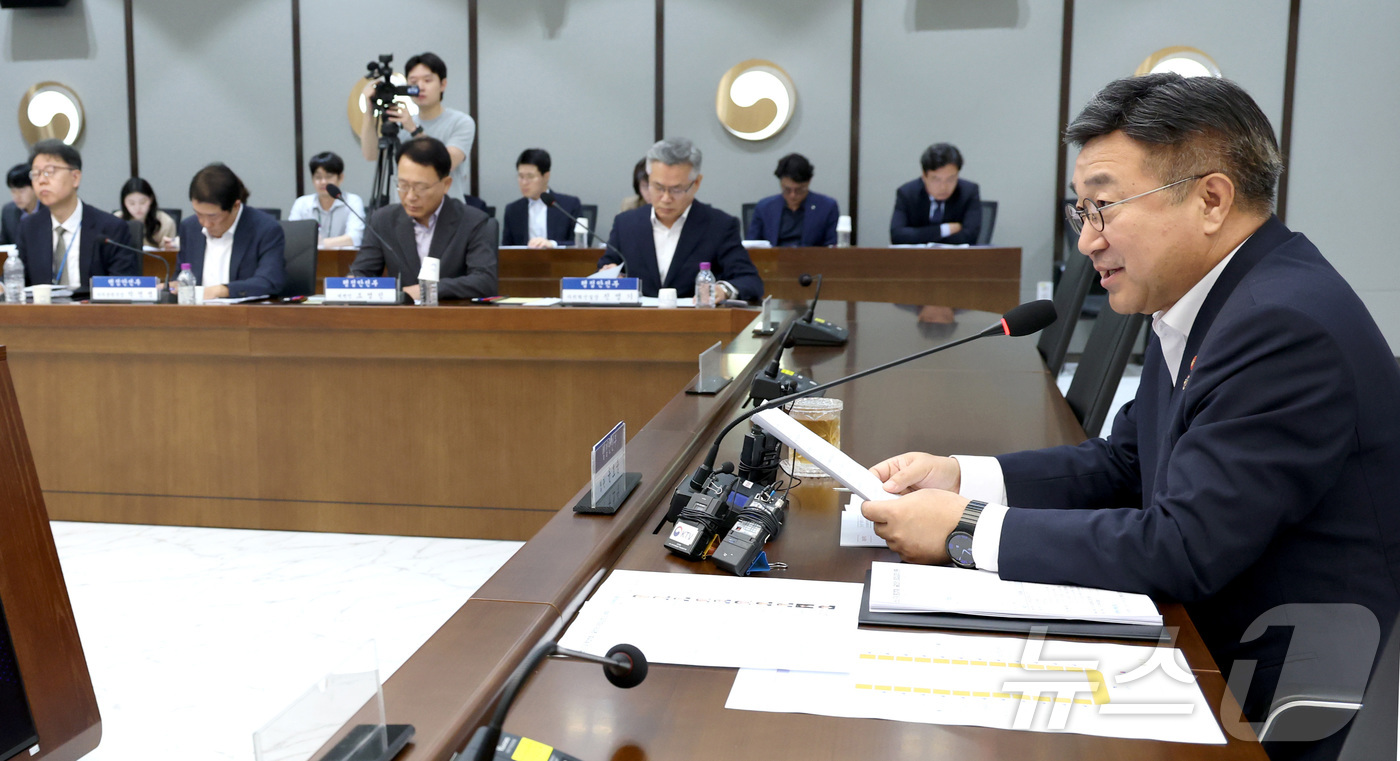 (세종=뉴스1) 김기남 기자 = 윤호중 행정안전부 장관이 15일 오전 세종시 정부세종청사에서 전남·광주 통합특별시 출범 준비 종합점검회의를 주재하며 발언하고 있다. 2026.6.1 …