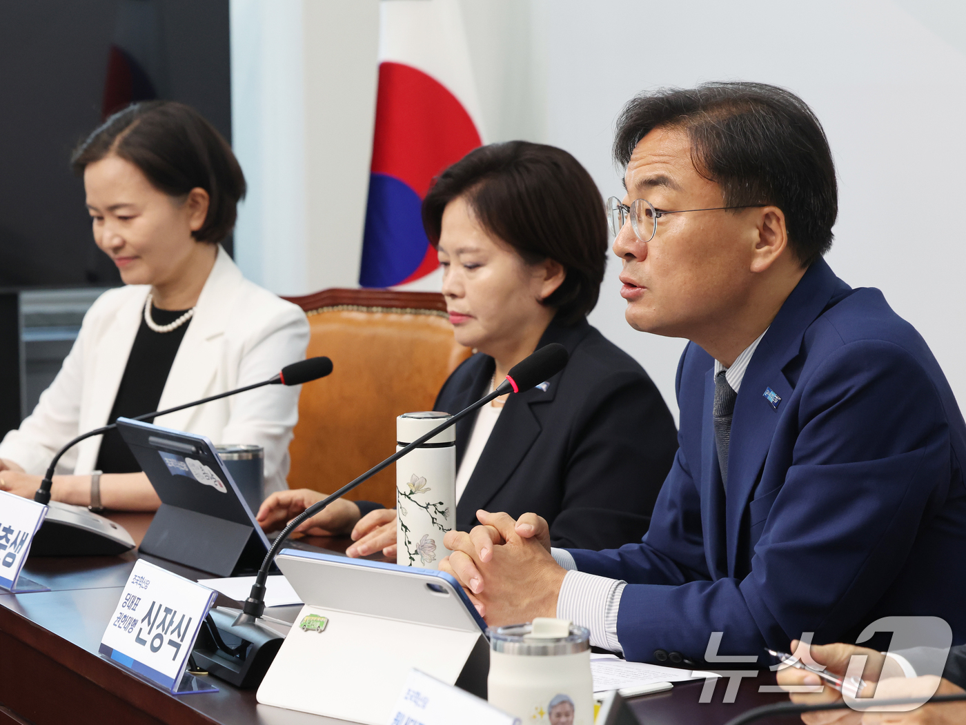 (서울=뉴스1) 황기선 기자 = 신장식 조국혁신당 당대표 권한대행이 15일 오전 서울 여의도 국회에서 열린 최고위원회의에서 모두발언을 하고 있다.   2026.6.15/뉴스1