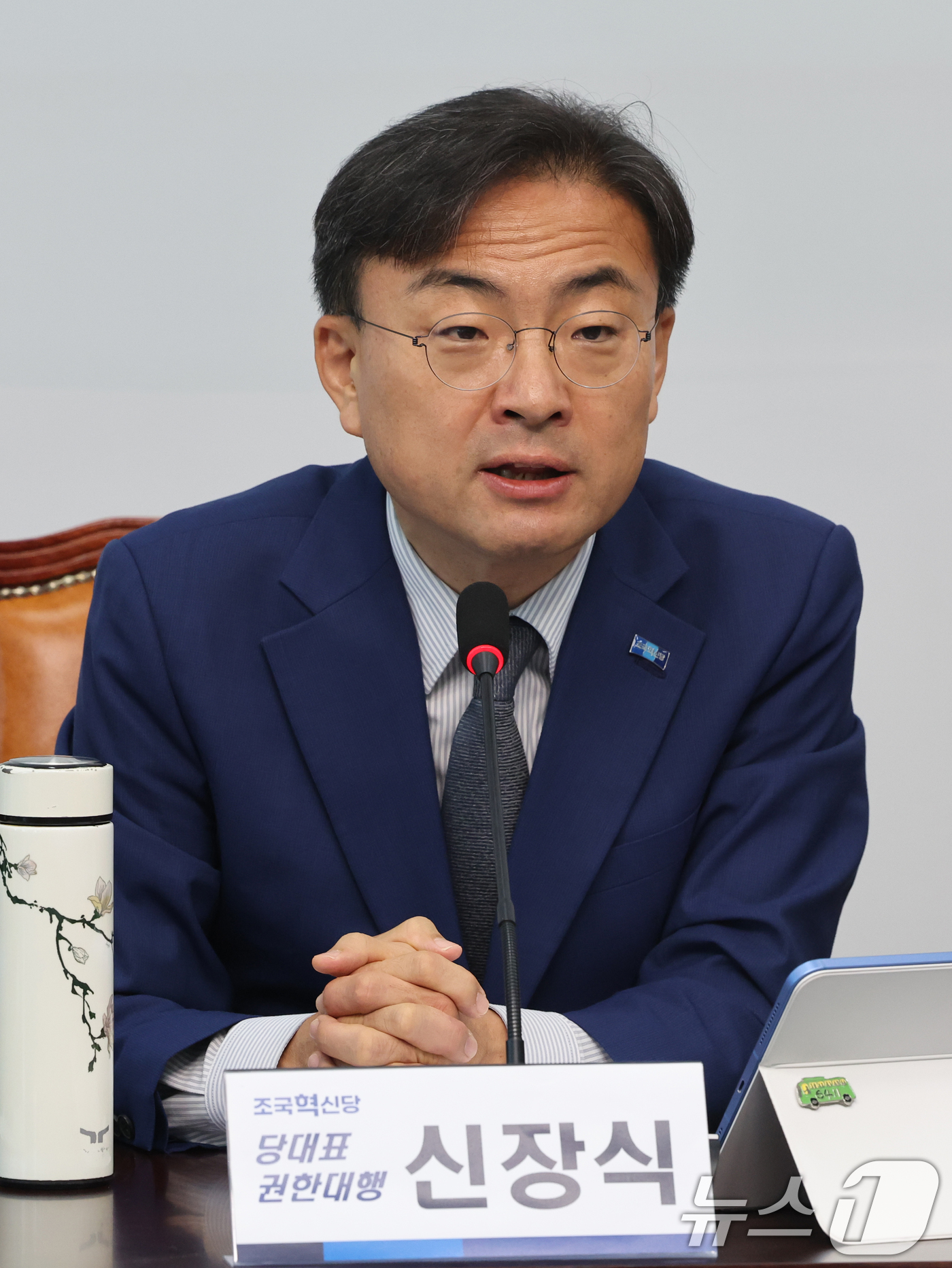 (서울=뉴스1) 황기선 기자 = 신장식 조국혁신당 당대표 권한대행이 15일 오전 서울 여의도 국회에서 열린 최고위원회의에서 모두발언을 하고 있다.   2026.6.15/뉴스1