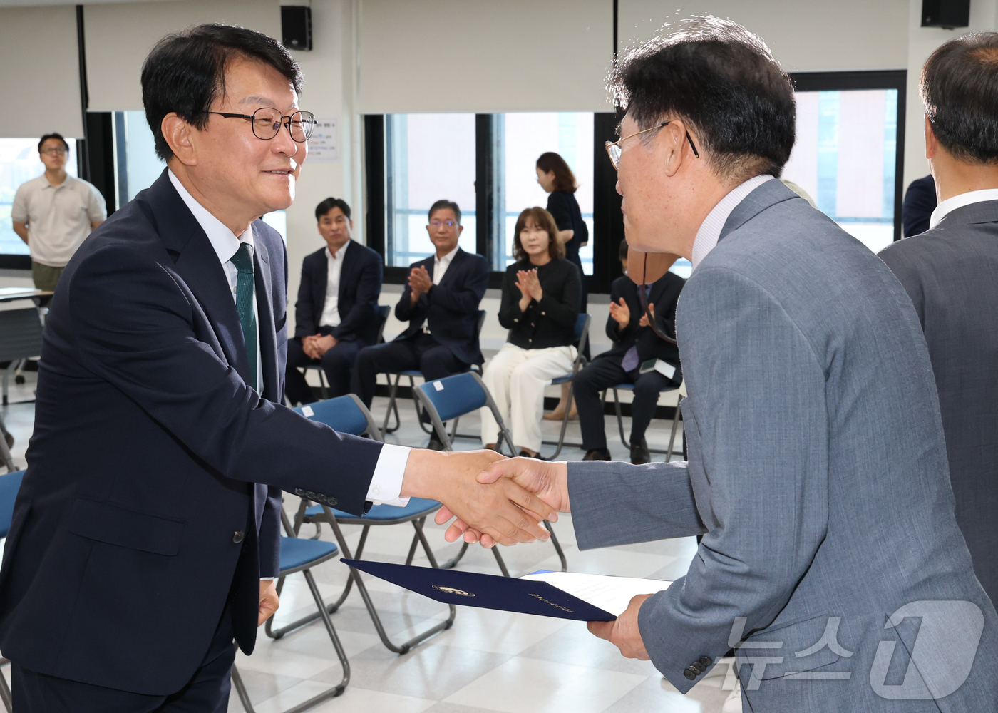 (대전=뉴스1) 김기태 기자 = 오석진 대전시교육감 당선인이 15일 대전동부교육지원청에서 열린 인수위원회 위촉식에서 위촉장을 전달하고 있다. 2026.6.15/뉴스1