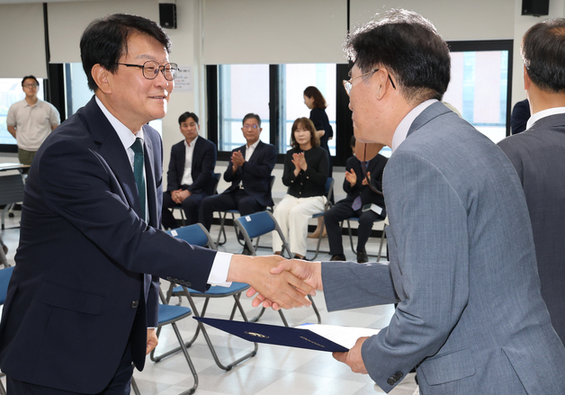 인수위원 위촉장 전달하는 오석진 교육감 당선인