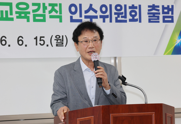 인사말하는 정상철 인수위원장