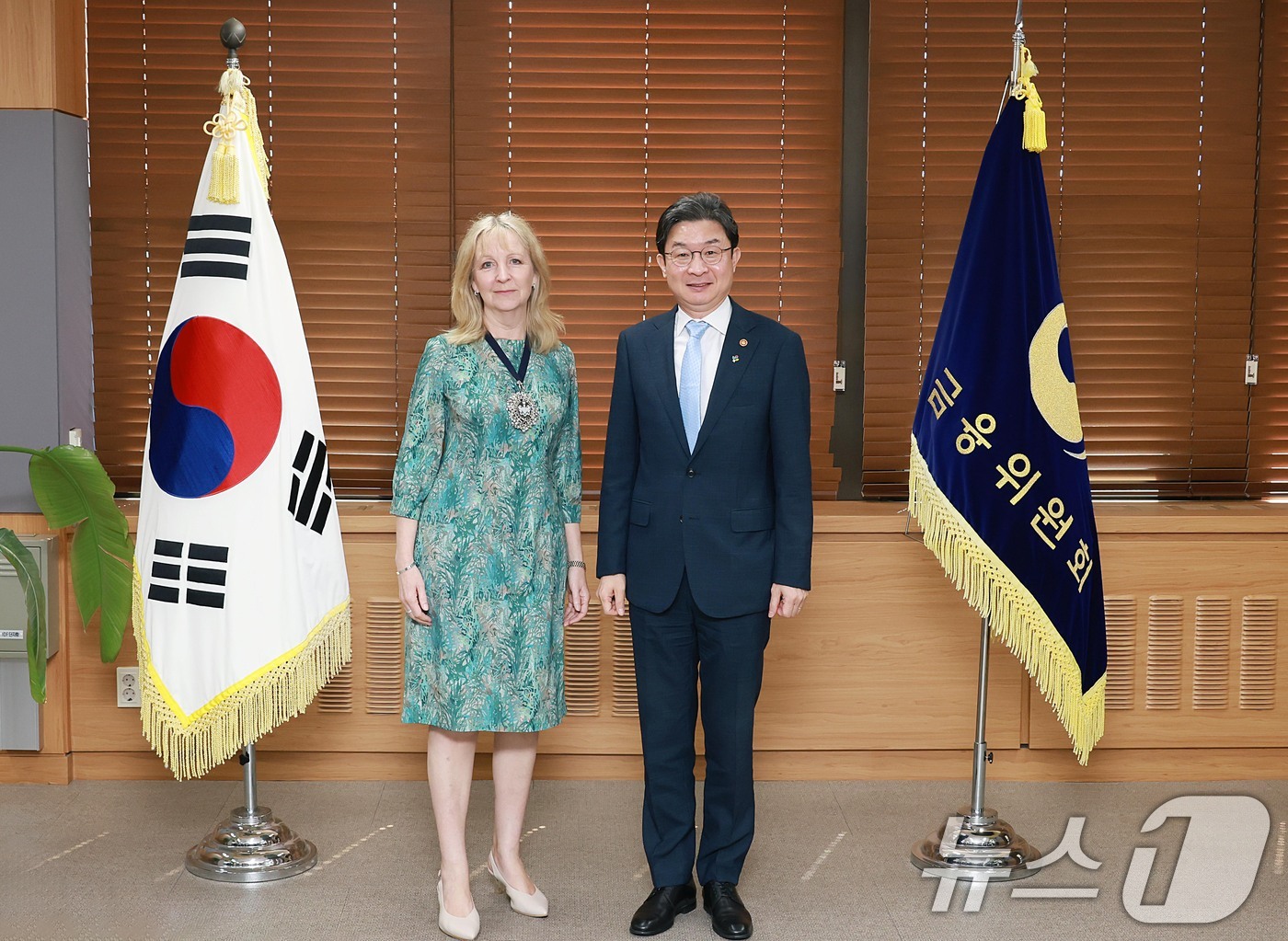 (서울=뉴스1) = 이억원 금융위원장이 15일 오전 서울 종로구 정부서울청사에서 데임수전 랭글리 영국 런던금융특구 시장과 면담 기념촬영을 하고 있다. (금융위원회 제공. 재판매 및 …