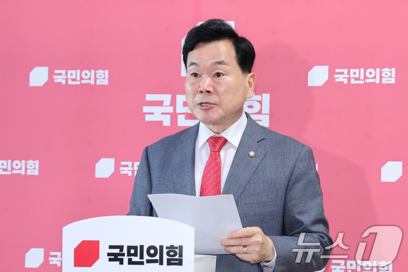 (서울=뉴스1) 신웅수 기자 = 김승수 국민의힘 원내수석부대표가 15일 서울 여의도 국회에서 원내대표단을 발표하고 있다. 2026.6.15/뉴스1