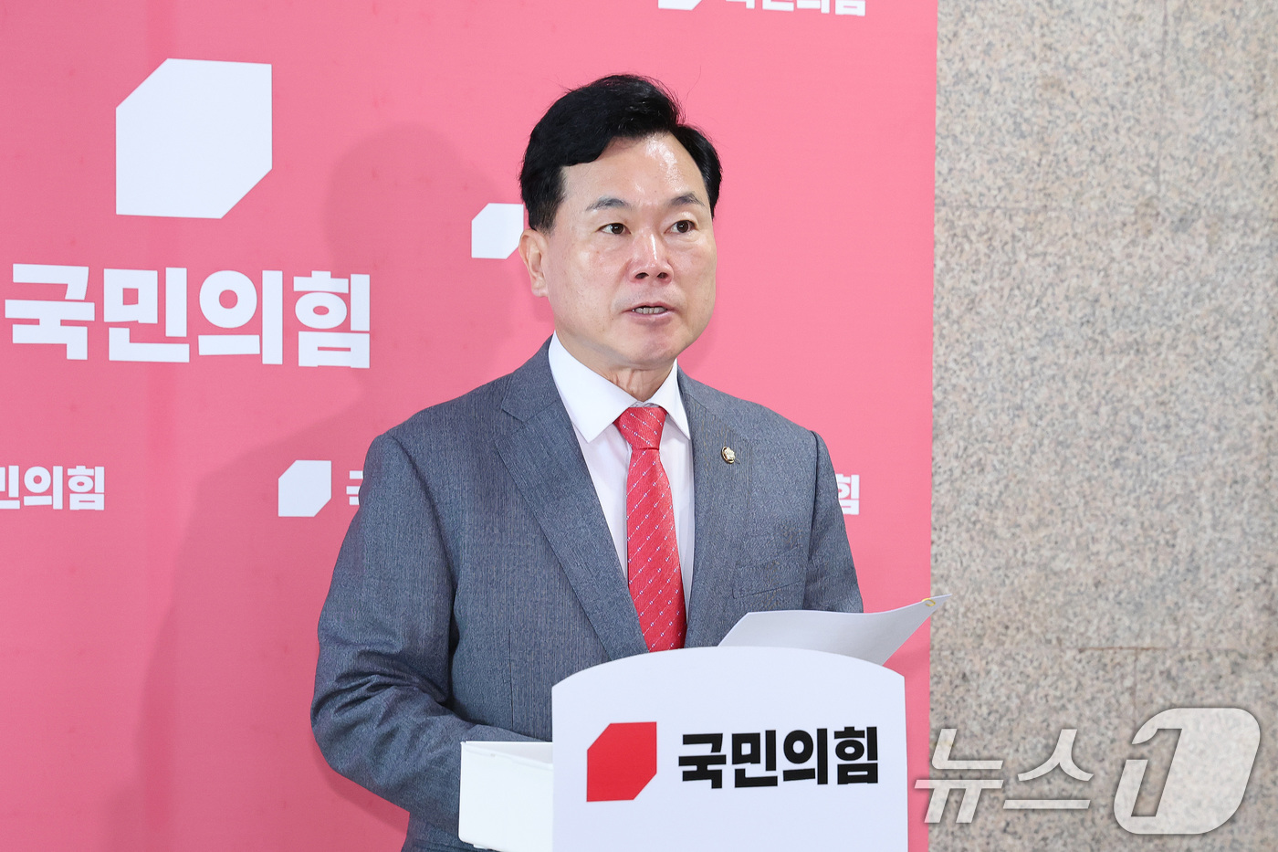 (서울=뉴스1) 신웅수 기자 = 김승수 국민의힘 원내수석부대표가 15일 서울 여의도 국회에서 원내대표단을 발표하고 있다. 2026.6.15/뉴스1