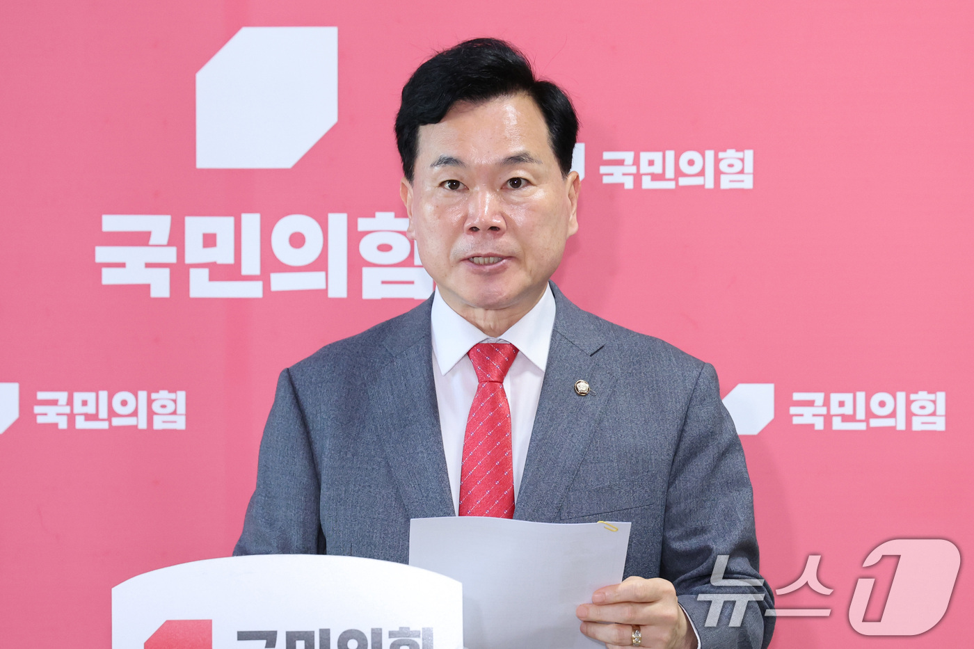 (서울=뉴스1) 신웅수 기자 = 김승수 국민의힘 원내수석부대표가 15일 서울 여의도 국회에서 원내대표단을 발표하고 있다. 2026.6.15/뉴스1
