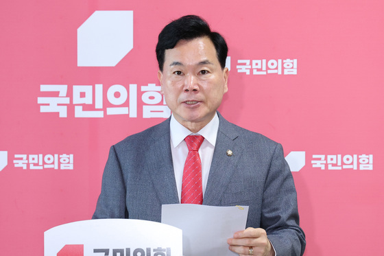 원내대표단 발표하는 김승수 원내수석