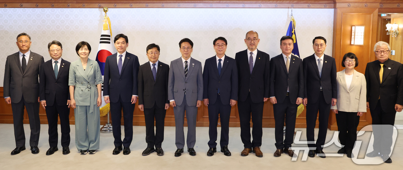 김민석 국무총리, 차관급 임명장 수여식 열어