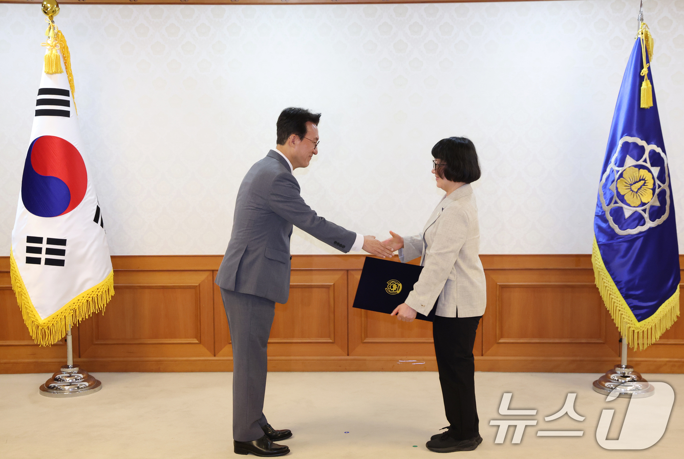 (서울=뉴스1) 김명섭 기자 = 김민석 국무총리가 15일 서울 종로구 세종대로 정부서울청사에서 열린 차관급 임명장 수여식에서 김귀옥 진실화해를위한과거사정리위원회 상임위원에게 임명장 …