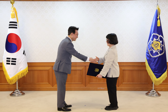 김귀옥 상임위원에게 임명장 전달하는 김민석 총리