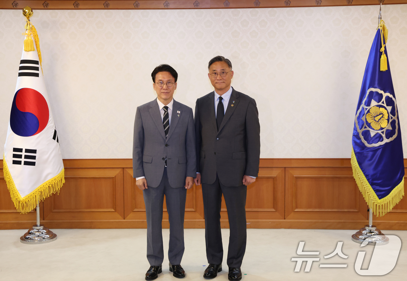 (서울=뉴스1) 김명섭 기자 = 김민석 국무총리가 15일 서울 종로구 세종대로 정부서울청사에서 열린 차관급 임명장 수여식에서 고민수 방송통신미디어위원회 상임위원에게 임명장을 전달후 …