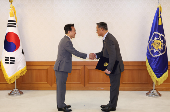 고민수 상임위원에게 임명장 전달하는 김민석 총리