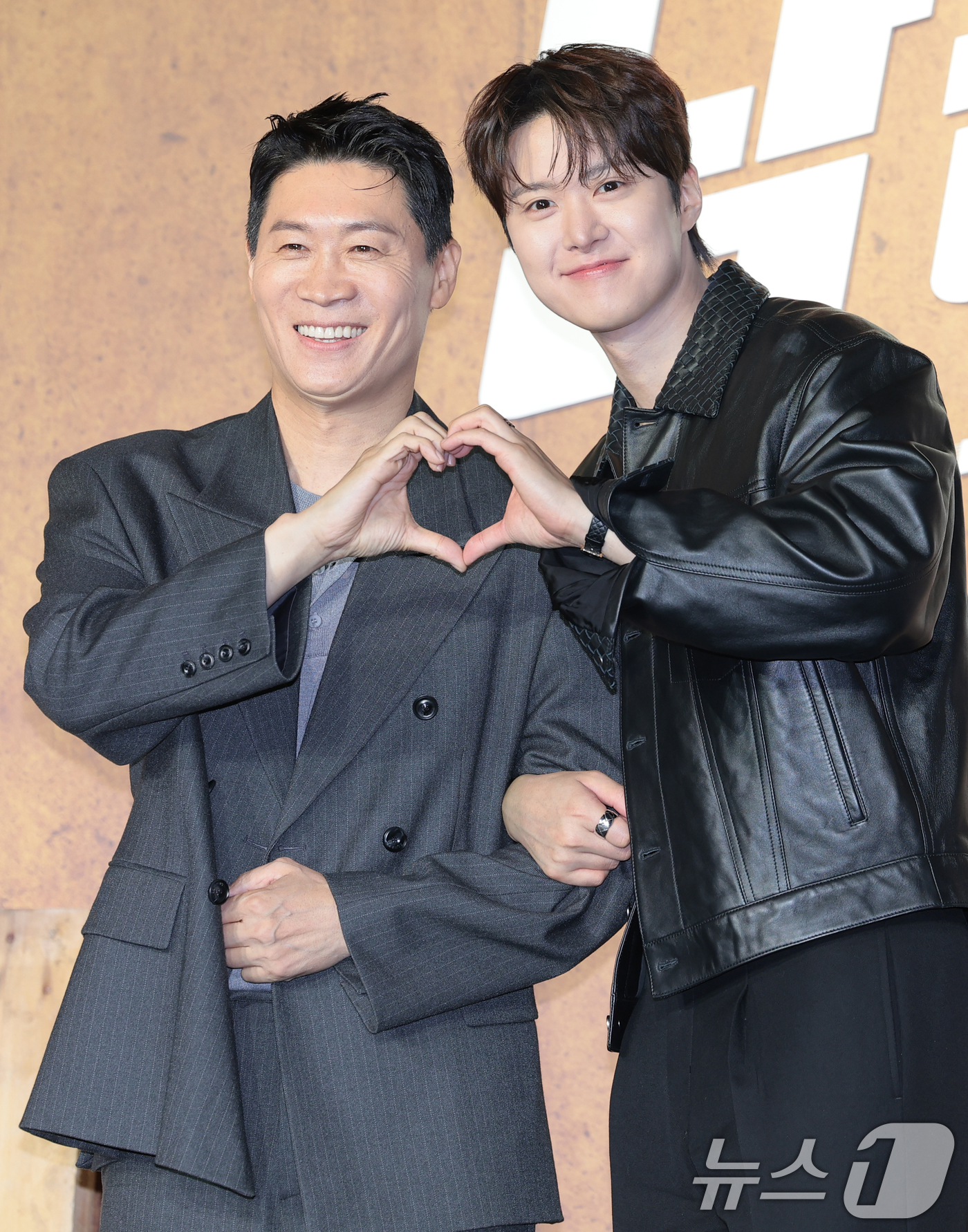 (서울=뉴스1) 권현진 기자 = 배우 진선규와 공명(오른쪽)이 15일 서울 앰배서더 서울 풀만에서 열린 넷플릭스 영화 '남편들' 제작보고회에 참석해 포즈를 취하고 있다.'남편들' …