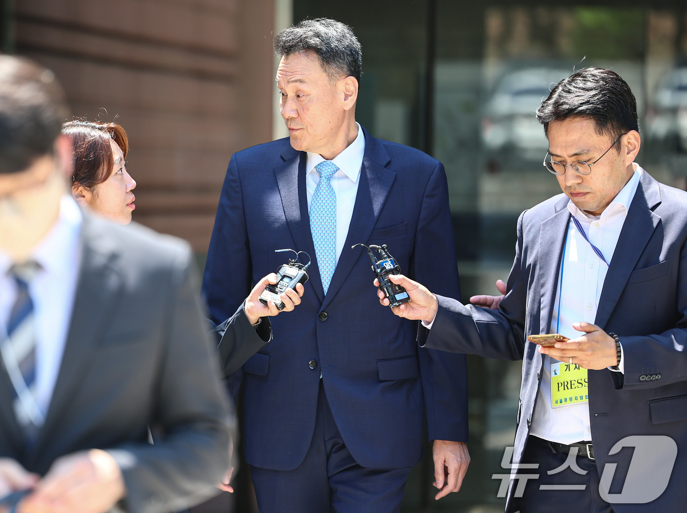 (서울=뉴스1) 김도우 기자 = 12·3 비상계엄에 가담한 의혹을 받는 김명수 전 합동참모본부 의장이 15일 서울중앙지방법원에서 열린 구속 전 피의자 심문(영장실질심사)을 마치고 …