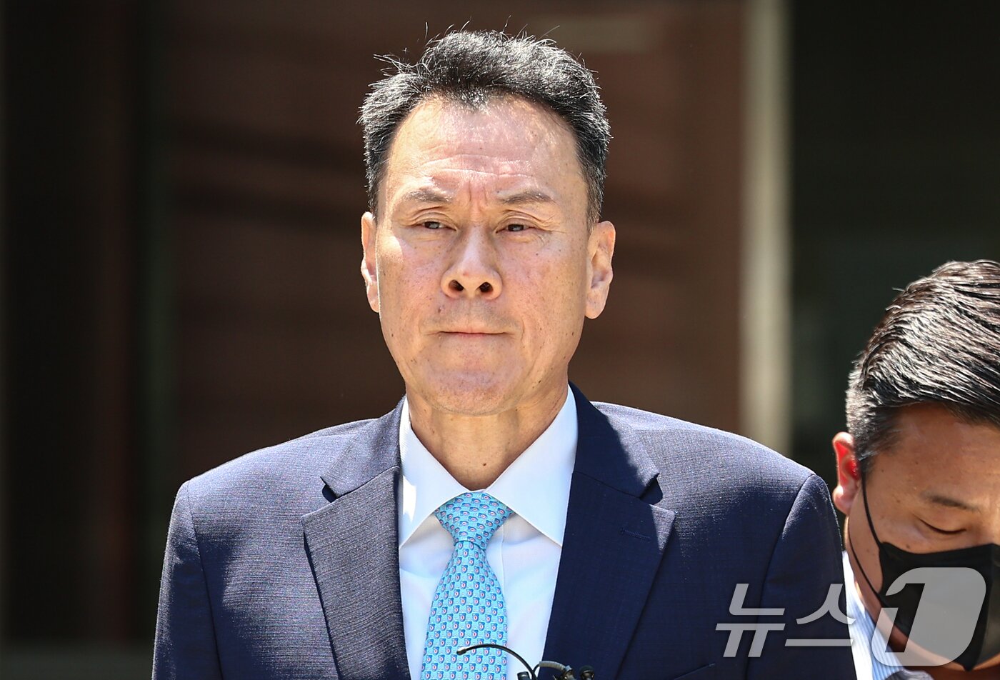 본문 이미지 - 12·3 비상계엄에 가담한 의혹을 받는 김명수 전 합동참모본부 의장이 15일 서울중앙지방법원에서 열린 구속 전 피의자 심문(영장실질심사)을 마치고 법원을 나서고 있다. 2026.6.15 ⓒ 뉴스1 김도우 기자
