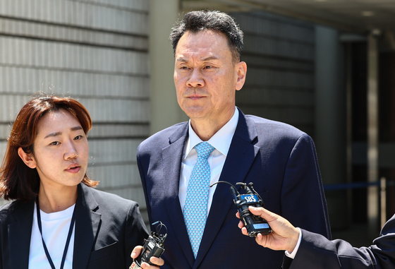 '내란 가담' 김명수 전 합참의장, 굳은 표정으로