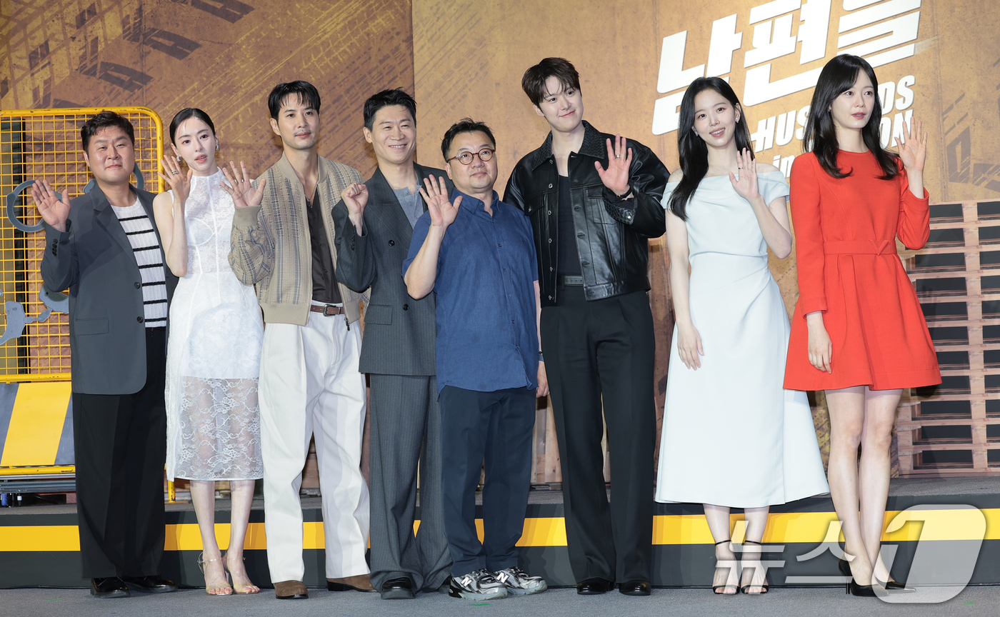 (서울=뉴스1) 권현진 기자 = 배우 윤경호(왼쪽부터)와 이다희, 김지석, 진선규, 박규태 감독, 공명, 강한나, 전소민이  15일 서울  앰배서더 서울 풀만에서 열린 넷플릭스 영 …