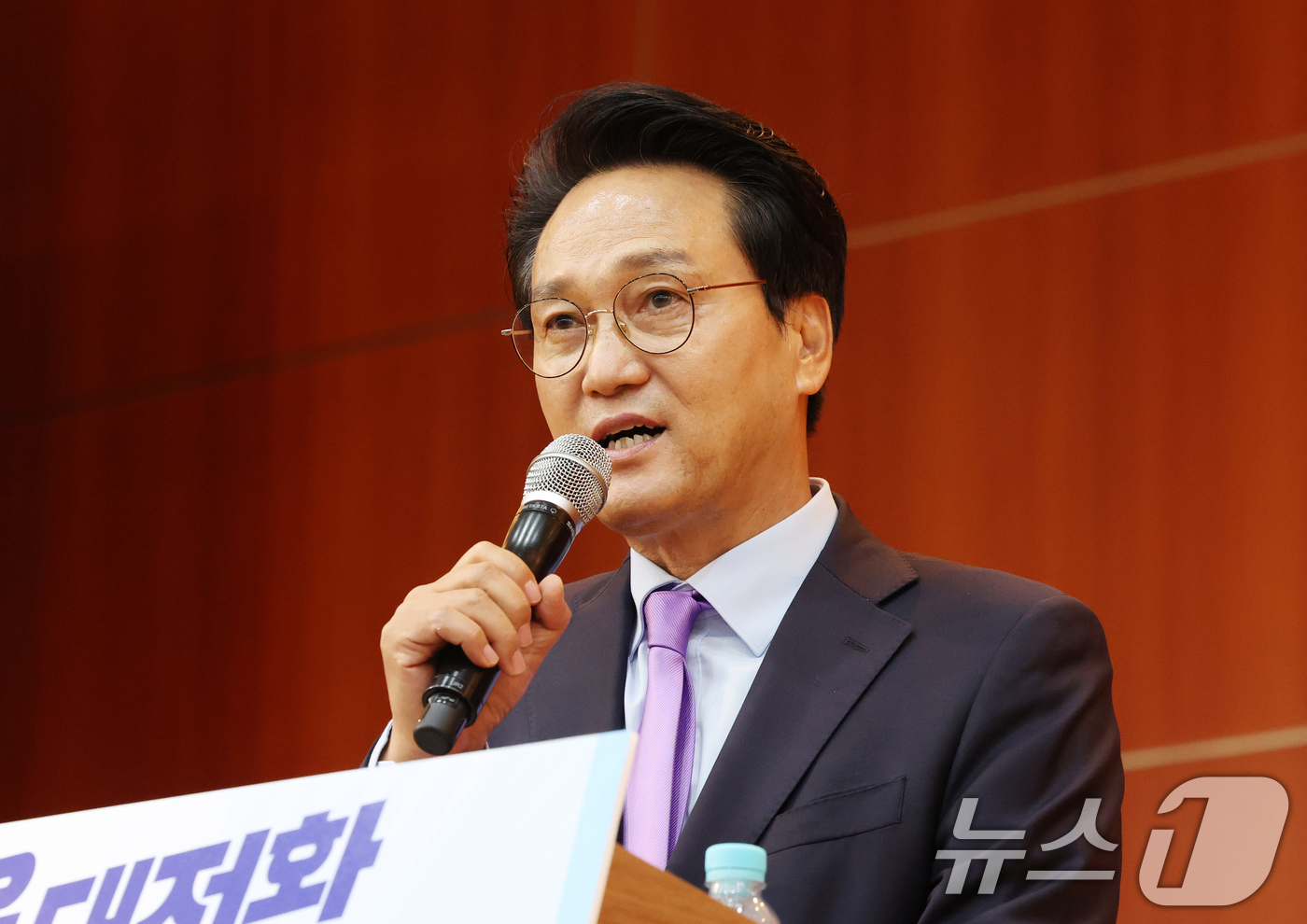 (수원=뉴스1) 김영운 기자 = 안민석 경기도교육감 당선인이 15일 경기 수원시 팔달구 경기아트센터에서 열린 '민선 6기 경기도교육감직 인수위원회 출범식'에서 인사말을 하고 있다. …