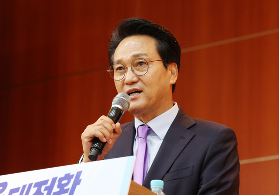 인수위원회 출범식에서 인사말 하는 안민석
