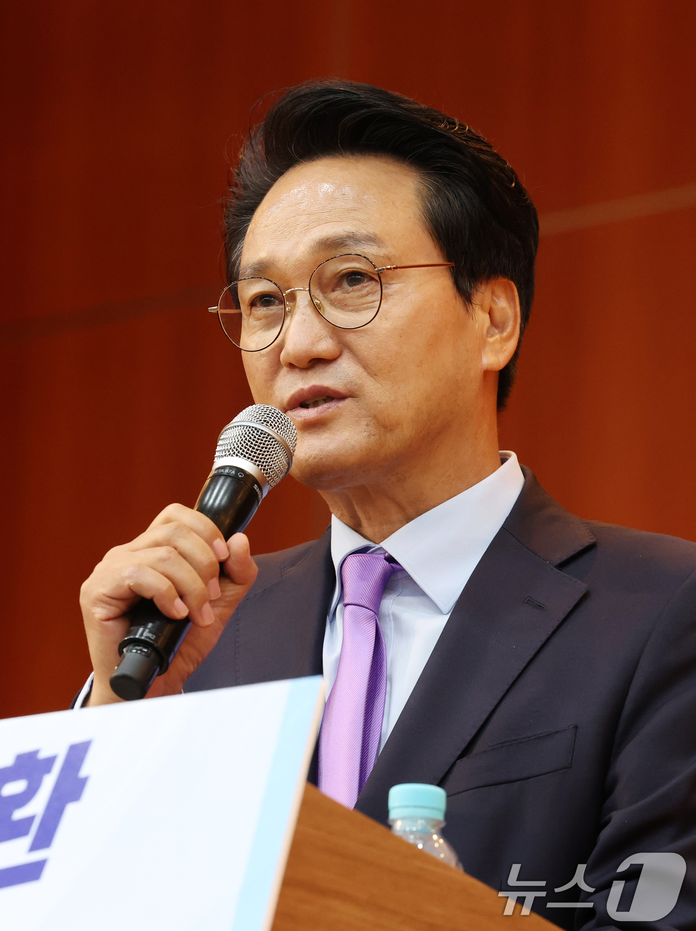 (수원=뉴스1) 김영운 기자 = 안민석 경기도교육감 당선인이 15일 경기 수원시 팔달구 경기아트센터에서 열린 '민선 6기 경기도교육감직 인수위원회 출범식'에서 인사말을 하고 있다. …