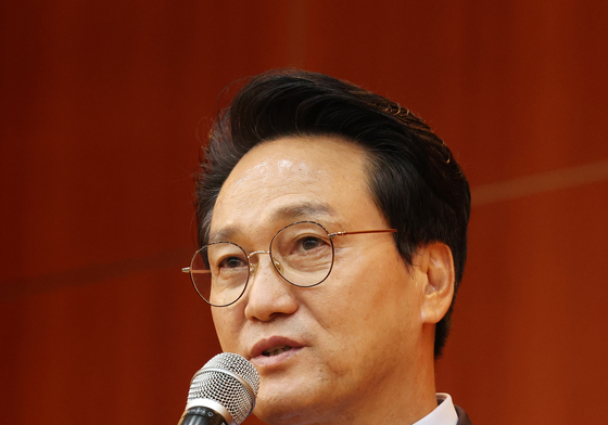 인수위원회 출범식에서 인사말 하는 안민석
