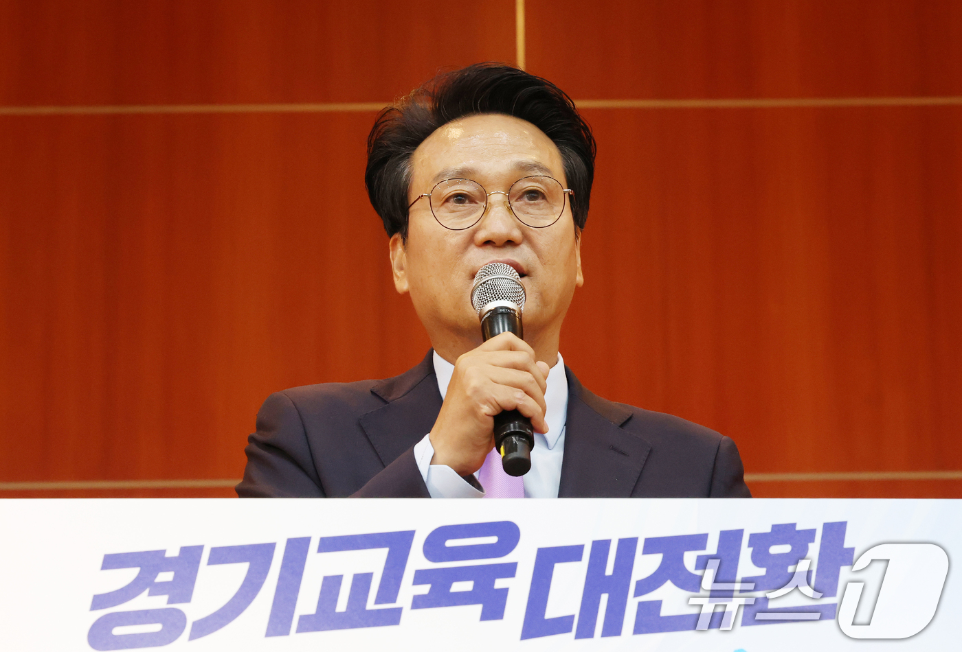 (수원=뉴스1) 김영운 기자 = 안민석 경기도교육감 당선인이 15일 경기 수원시 팔달구 경기아트센터에서 열린 '민선 6기 경기도교육감직 인수위원회 출범식'에서 인사말을 하고 있다. …