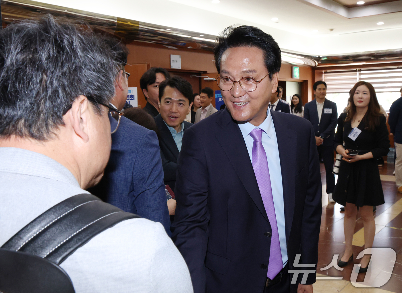 (수원=뉴스1) 김영운 기자 = 안민석 경기도교육감 당선인이 15일 경기 수원시 팔달구 경기아트센터에서 열린 '민선 6기 경기도교육감직 인수위원회 출범식'에 앞서 참석자들과 인사를 …